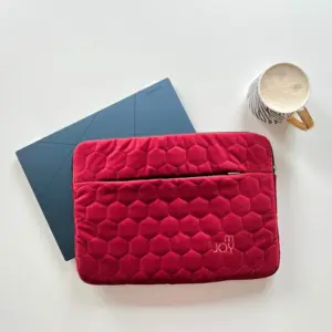 Etui welurowe na laptop 14 cala w kolorze bordo na stole