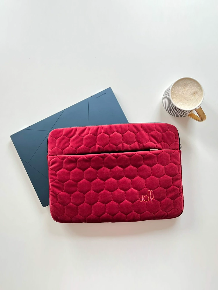 Etui welurowe na laptop 14 cala w kolorze bordo na stole