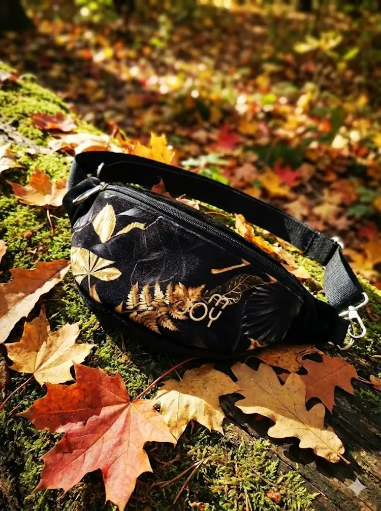 nerka damska czarna mała z motywem złotych liści