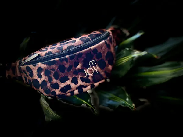 nerka w panterkę na tle kwiata